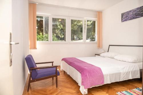 Postel nebo postele na pokoji v ubytování Sunny & Spacious, 2BD suite with free parking