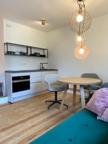 a kitchen and dining room with a table and chairs at steenkampstudios GRANNS' SUITE in Hamburg