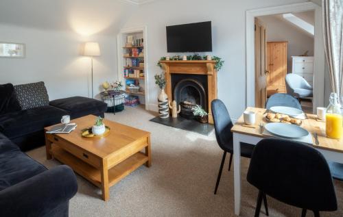 インバネスにあるTaigh Carnan - 2 Huntly Terraceのリビングルーム(ソファ、テーブル、暖炉付)