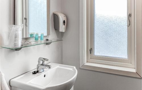 baño con lavabo, espejo y ventana en Beautiful Home In Offersy With Kitchen, en Offersøy