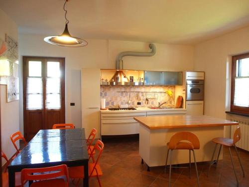 uma cozinha com mesa e cadeiras e uma sala de jantar em la casa di mario em Massa