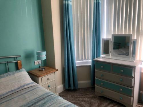 Tempat tidur dalam kamar di Portrush Holiday Hostel Guesthouse