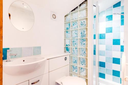 un bagno con un lavandino bianco e una doccia di Dingles Cottage a Saint Minver