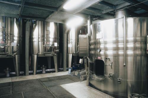 una habitación con un montón de tanques en una cervecería en Château Catherine de Montgolfier B&B, en Narbona