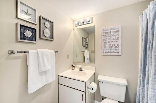 Brigantine Condo with Beach Access and Pool Viewsにあるバスルーム
