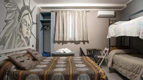 ein Schlafzimmer mit einem Bett und einem Wandgemälde in der Unterkunft B&B Ciro in Pompei