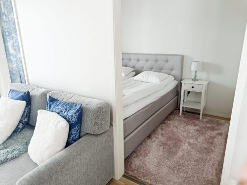 niewielka sypialnia z łóżkiem i kanapą w obiekcie North Path Apartments w mieście Rovaniemi