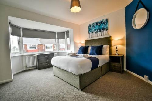 Katil atau katil-katil dalam bilik di Haswell House By Horizon Stays