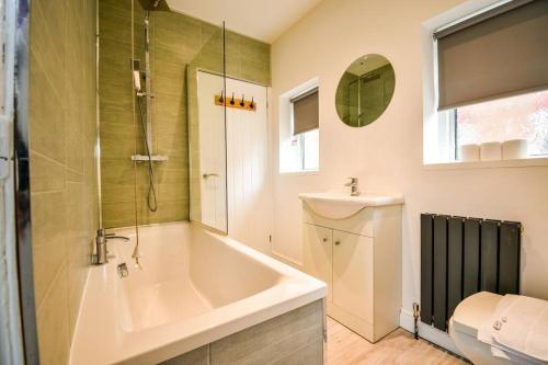 Bilik mandi di Haswell House By Horizon Stays