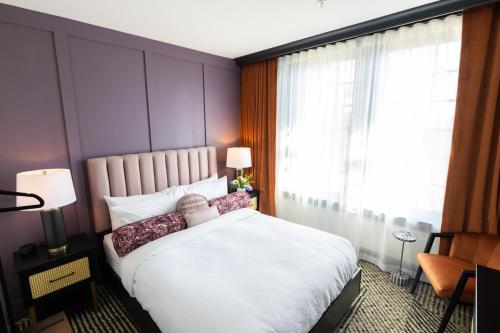 Кровать или кровати в номере Hotel Thaxter