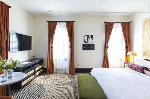 Кровать или кровати в номере Hotel Thaxter