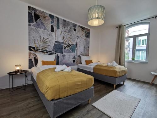 1 Schlafzimmer mit 2 Betten und einer Steinmauer in der Unterkunft BohnApartments - Town House am Stadtpark - gratis Parkplatz - WLAN in Erfurt