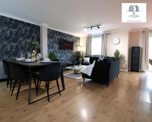 Istumisnurk majutusasutuses Spacious 3 Bedroom Duplex Apartment On Cardiff Bay - Free Parking & WIFI By EKLIVING LUXE Short Lets & Serviced Accommodation