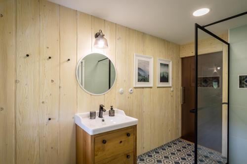 La salle de bains est pourvue d'un lavabo et d'un miroir. dans l'établissement Apartmány U 3 Zbujů, à Malenovice