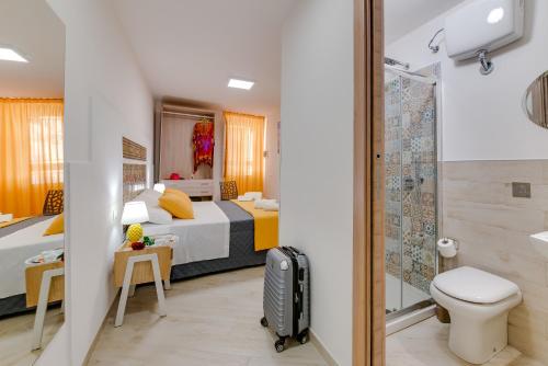 夏卡的住宿－NottInCentro -Guest House-，一间酒店客房 - 带一张床和一间浴室