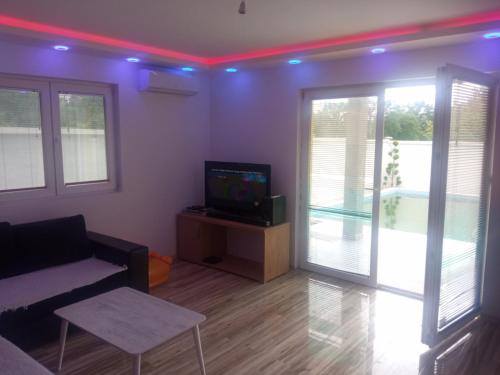 - un salon avec un canapé et une télévision dans l'établissement House with pool - Mitrovic, à Herceg-Novi