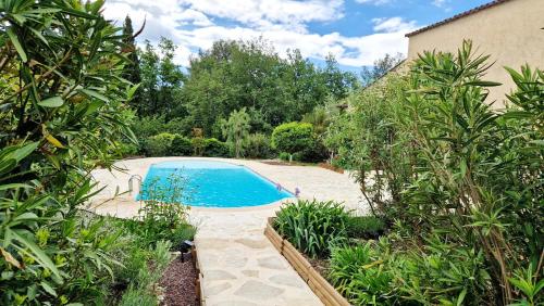 einen Pool inmitten eines Gartens in der Unterkunft Home Sweet AUM in Tourrettes-sur-Loup