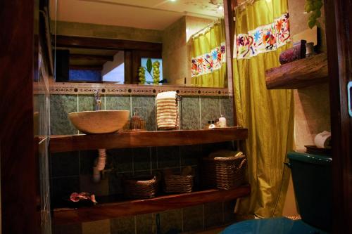 bagno con lavandino e specchio di Casa Jaguar Hotel & Boutique ad Acapulco