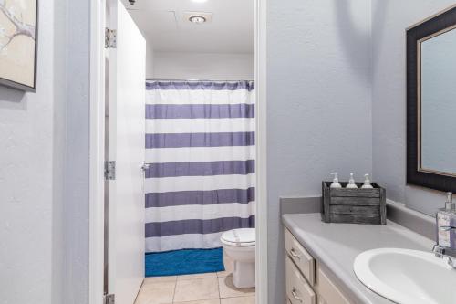 bagno con lavandino e servizi igienici di Greely Gaslamp - Loft W Parking & 3 Beds #302 a San Diego