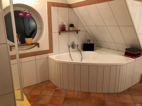 a bathroom with a bath tub in a room at Moderne Wohnung 15min International Airport Messe DÜS in Willich