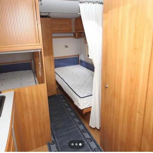 um pequeno quarto com 2 beliches em Caravan on nice garden em Örebro