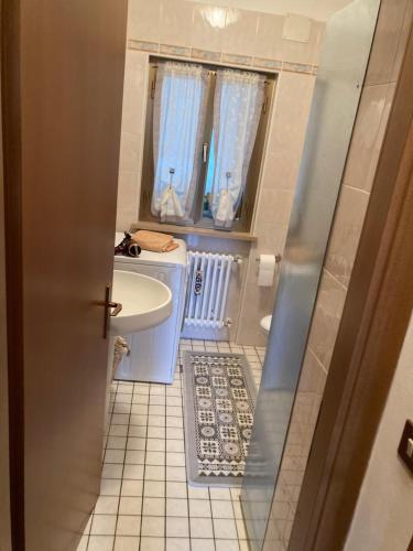 a small bathroom with a sink and a toilet at Casa vacanza da Berto in Stregna