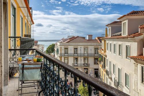 Castelo Apt River view - with AC and central location by Lisbeyond