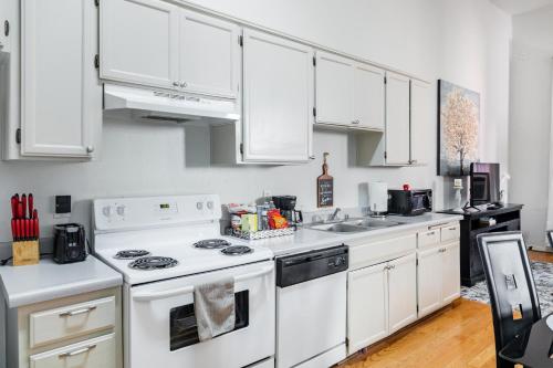 a kitchen with white appliances and white cabinets at Gaslamp 2bdrm - W Parking & 4 Beds #204 in San Diego