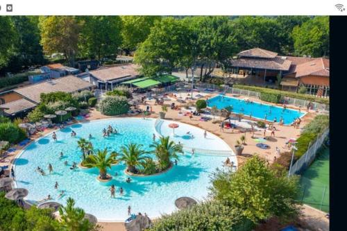 une vue aérienne d'une grande piscine dans un complexe hôtelier dans l'établissement Mobil-home 316 3 chambres domaine de la forge 4 étoiles bassin arcachon, à La Teste-de-Buch
