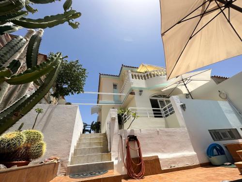een huis met een trap en een paraplu ervoor bij BellaVista DM private pool in San Bartolomé