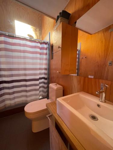 a bathroom with a sink and a toilet and a shower at La Ritoqueña Hotel de Playa in Concón