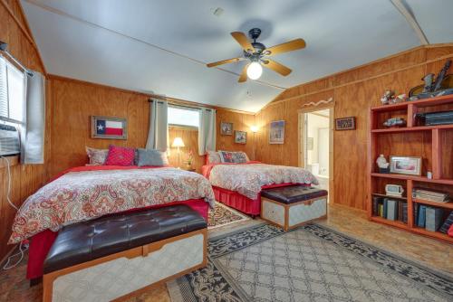 een slaapkamer met 2 bedden en een plafondventilator bij Charming Canyon Lake Cottage with Pool and BBQ Pit! in Canyon Lake