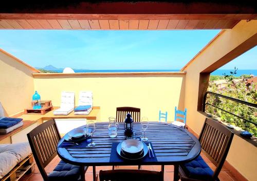 una mesa en un balcón con vistas al océano en Villetta Elisa Best Vacation Ever Sant'Elmo, en Costa Rei