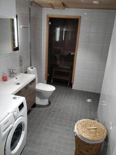 Ένα μπάνιο στο Lapland Traveler Apartments