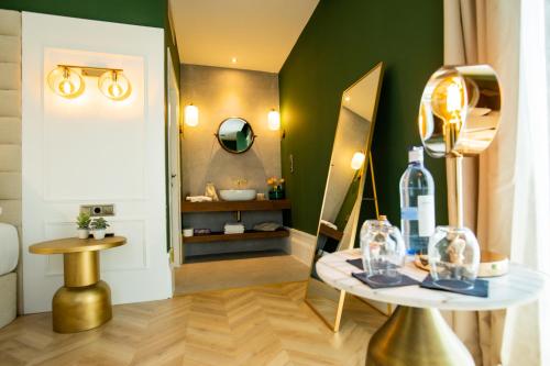 a dressing room with a table and a mirror at Casa do Estanco in Quiroga