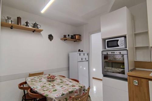 a small kitchen with a table and a microwave at Elegante alloggio zona storica in Lecco