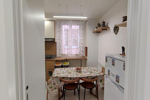 una piccola cucina con tavolo e alcune sedie di Elegante alloggio zona storica a Lecco