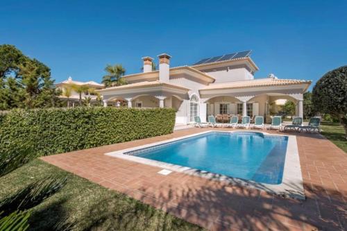 uma casa grande com uma piscina em frente em Luxury Villa José with swimming pool em Quarteira