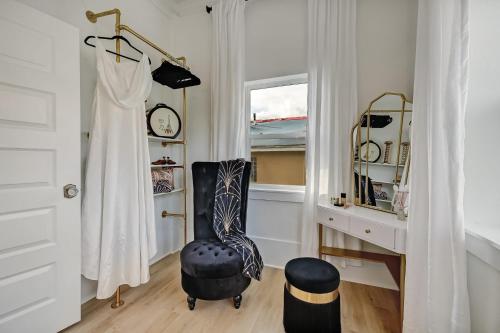 Zimmer mit einem Stuhl, einem Schreibtisch und einem Fenster in der Unterkunft The Gatsby Mansion Heated Pool Heart of Town in St. Augustine