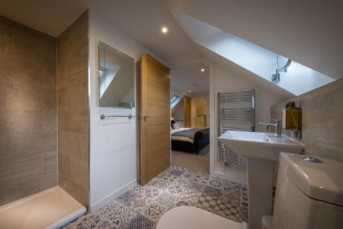 een badkamer met een wastafel en een toilet bij Tidal Cottage in Ardvasar