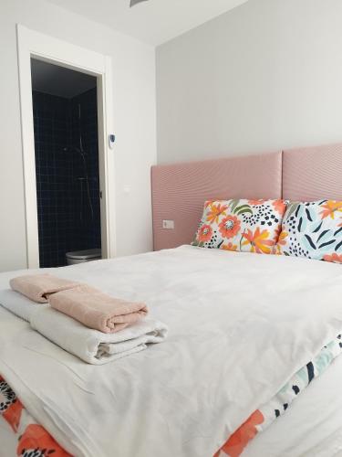 Tempat tidur dalam kamar di Apartamento bonito - playas las Deveses