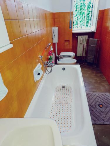 a bathroom with a bath tub and two toilets at L'Ancora in Bisceglie