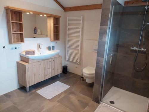 La salle de bains est pourvue d'un lavabo, d'une douche et de toilettes. dans l'établissement Mitterschützinghof, à Saalfelden