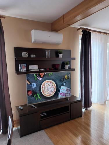 telewizor z płaskim ekranem w salonie w obiekcie Apartament Mikołajki w mieście Mikołajki