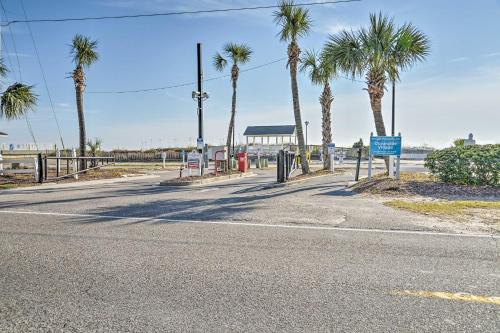 Imagen de la galería de Below Deck Beach House Walk to the Ocean!, en Myrtle Beach