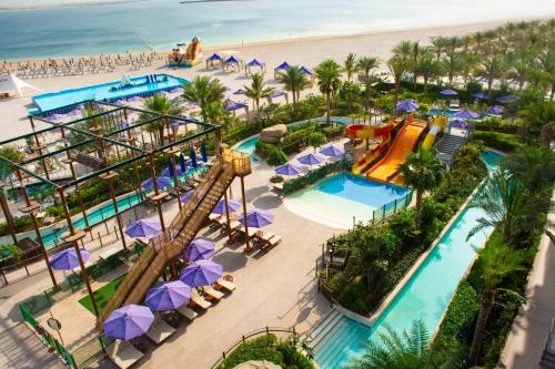 una vista aérea de un complejo con un parque acuático en Centara Mirage Beach Resort Dubai en Dubái