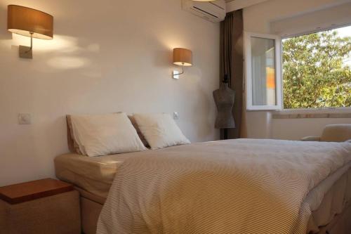 Central 2 bedroom apt with Garden and Pantheon Views by Lisbeyond