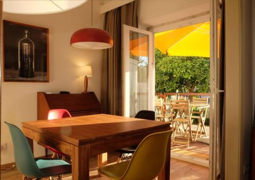 uma sala de jantar com uma mesa de madeira e cadeiras em Central 2 bedroom apt w/Garden and Pantheon Views em Lisboa