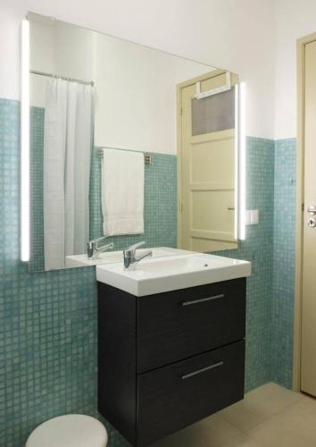 Central 2 bedroom apt with Garden and Pantheon Views by Lisbeyond
