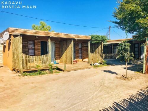 ein Haus mit einem Zaun davor in der Unterkunft Kadavu Accommodations in Maun